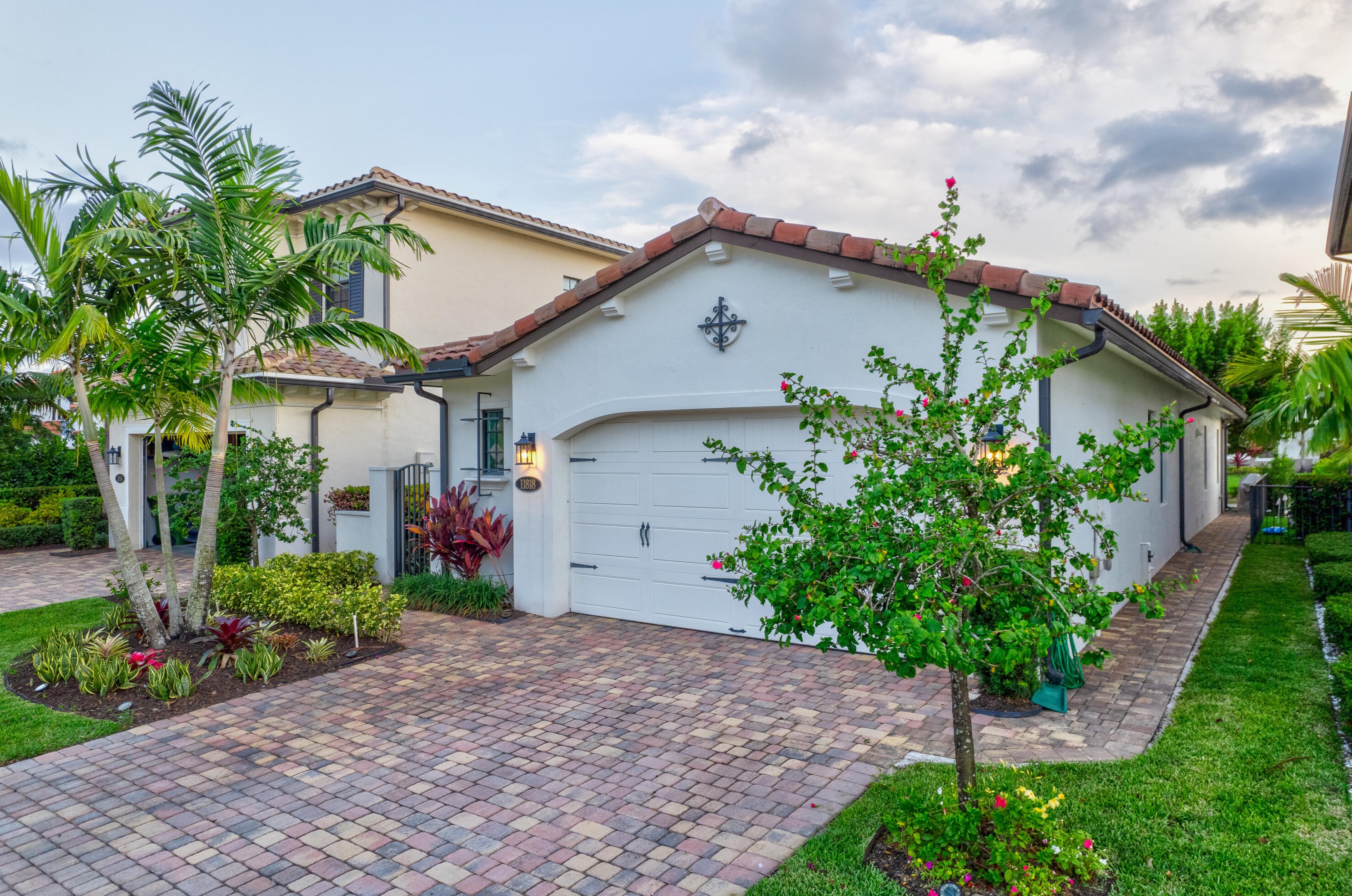 11818 Sw 13th Ct, Hollywood, FL 33025