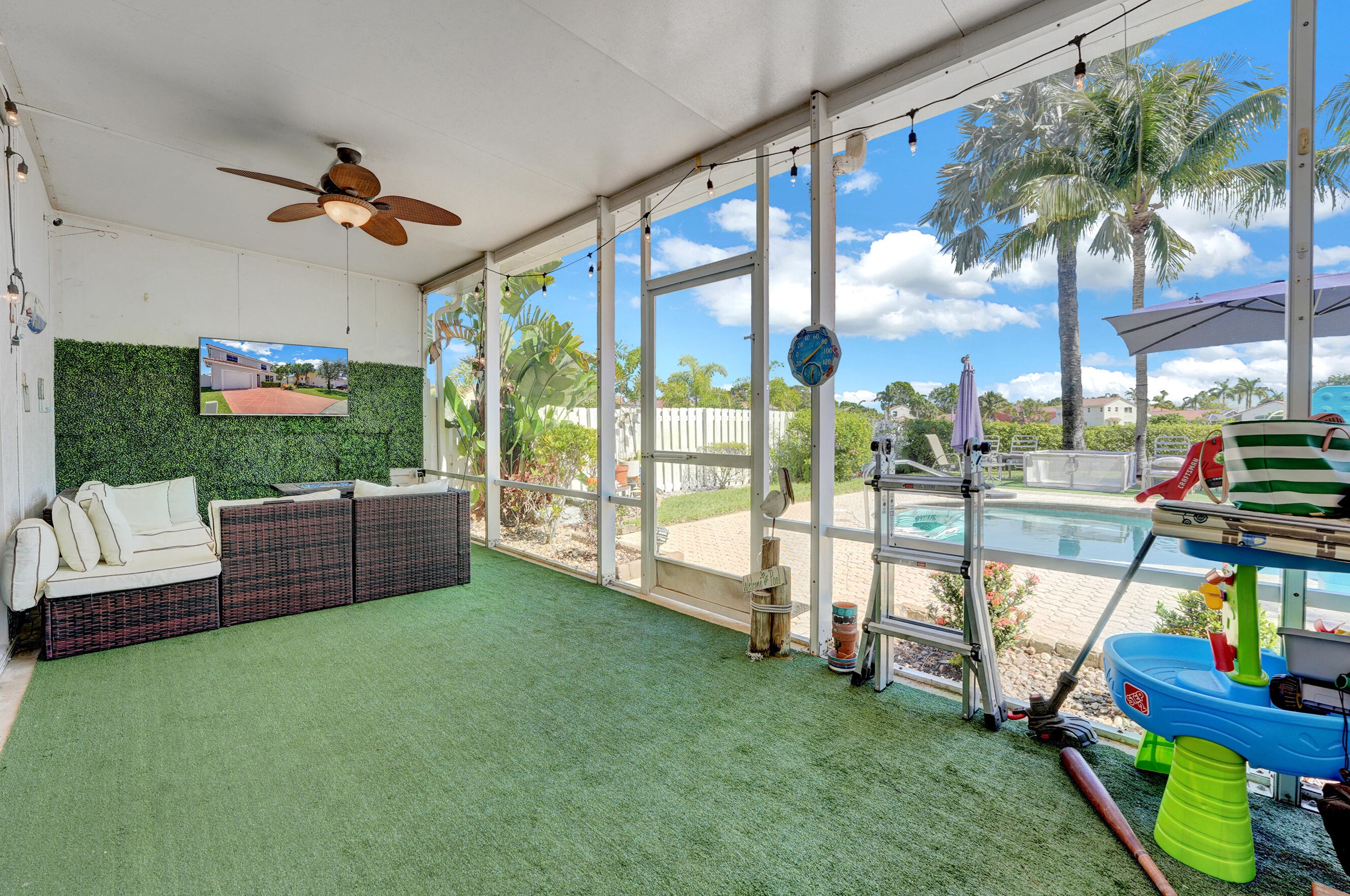 8176 Pelican Harbour Dr, Lake Worth FL  33467-6849 exterior