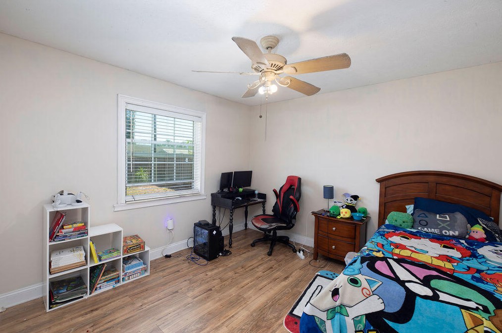 417 Dolores Ave, Fort Pierce FL 34983-1812 exterior