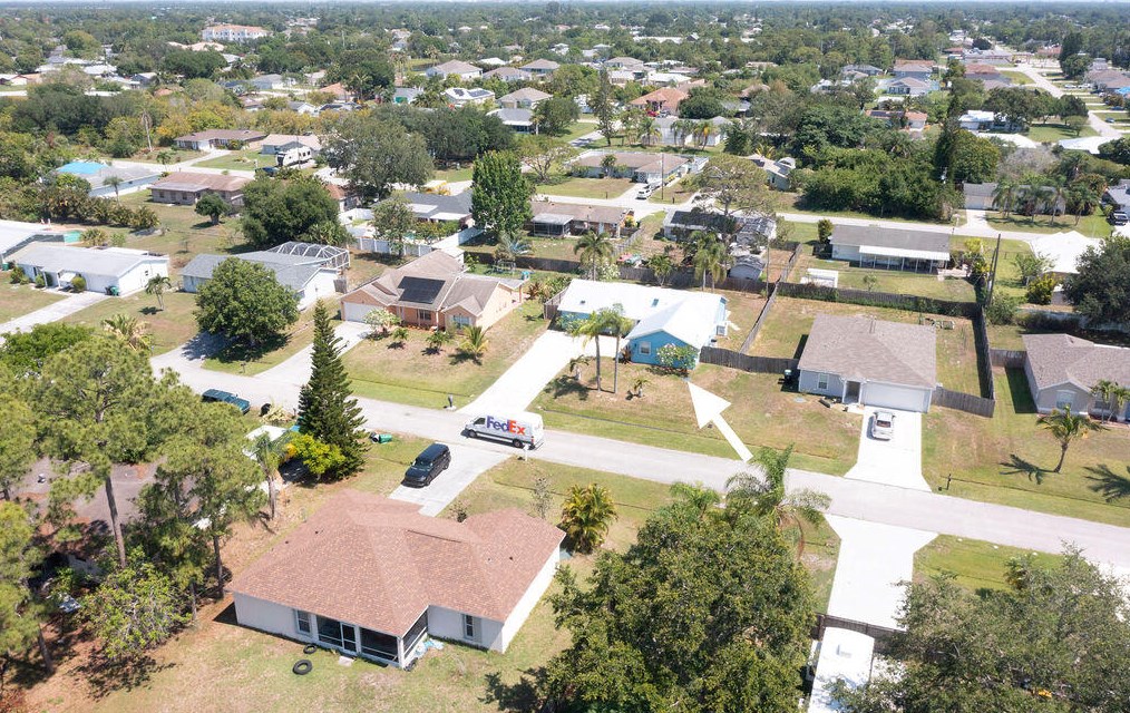 417 Dolores Ave, Fort Pierce FL 34983-1812 exterior