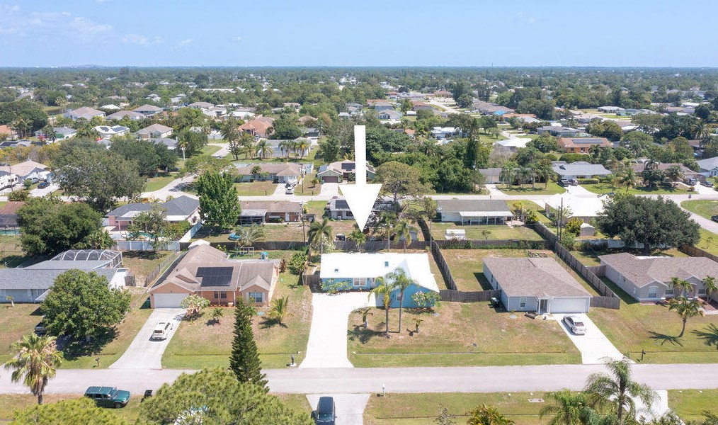 417 Dolores Ave, Fort Pierce FL 34983-1812 exterior