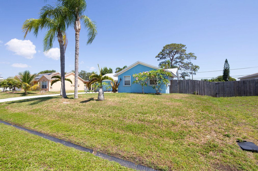 417 Dolores Ave, Fort Pierce FL 34983-1812 exterior