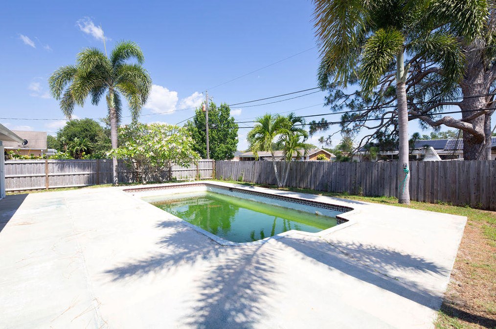 417 Dolores Ave, Fort Pierce FL 34983-1812 exterior