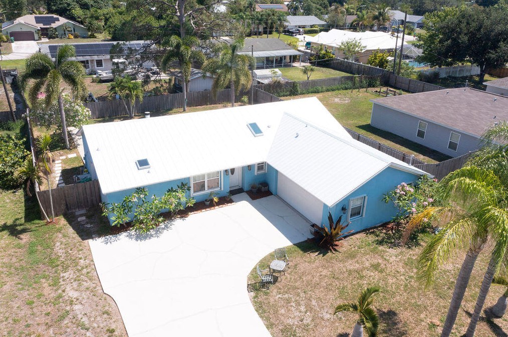 417 Dolores Ave, Fort Pierce FL 34983-1812 exterior