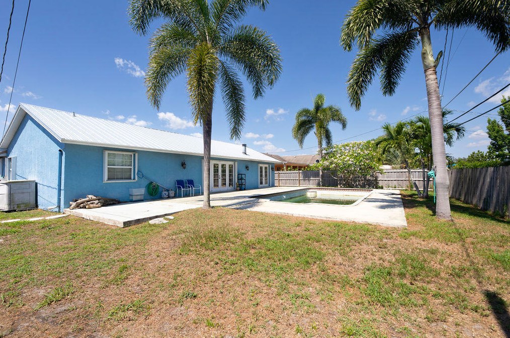 417 Dolores Ave, Fort Pierce FL 34983-1812 exterior