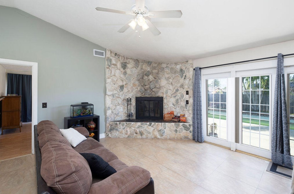 417 Dolores Ave, Fort Pierce FL 34983-1812 exterior