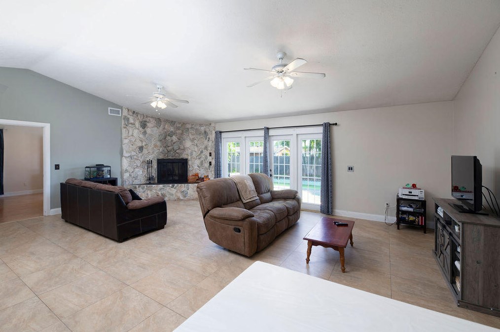 417 Dolores Ave, Fort Pierce FL 34983-1812 exterior