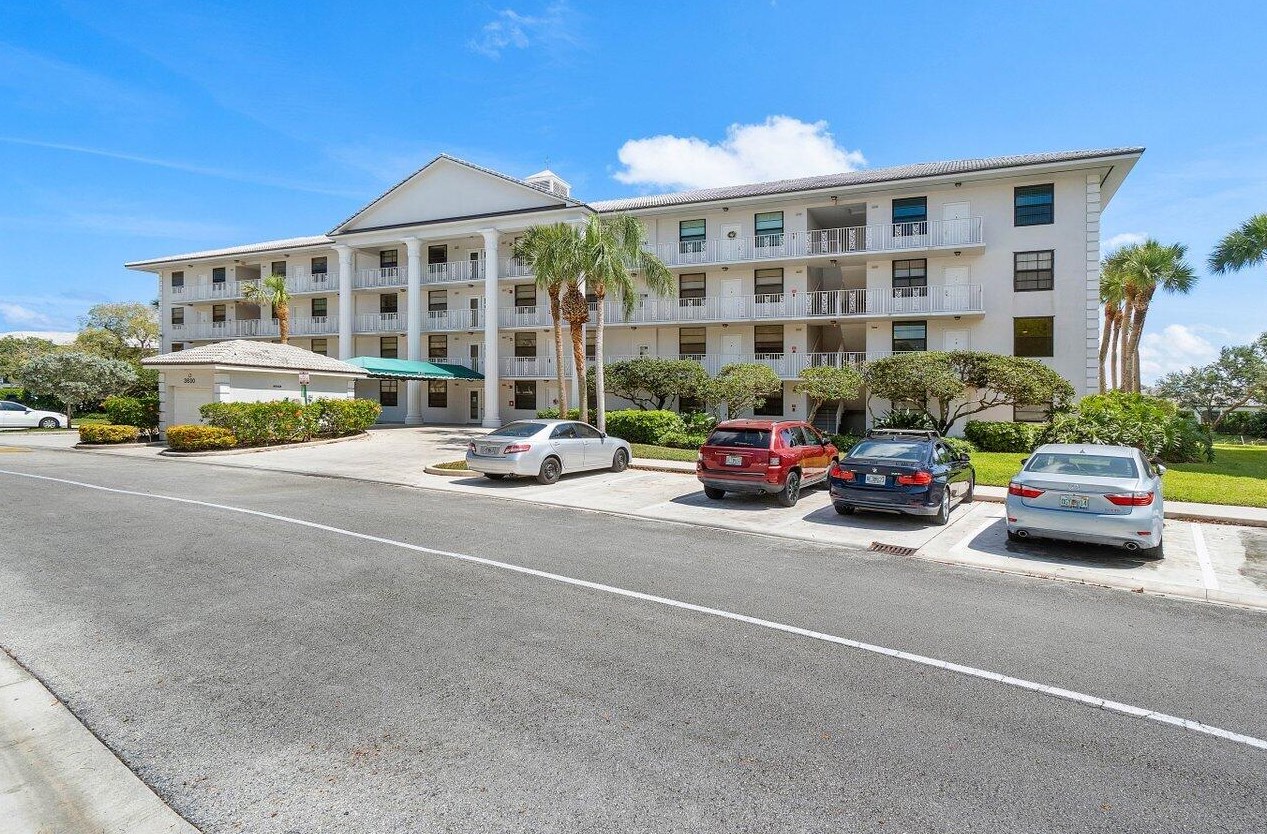 3630 Whitehall Dr #206, West Palm Beach, FL 33401