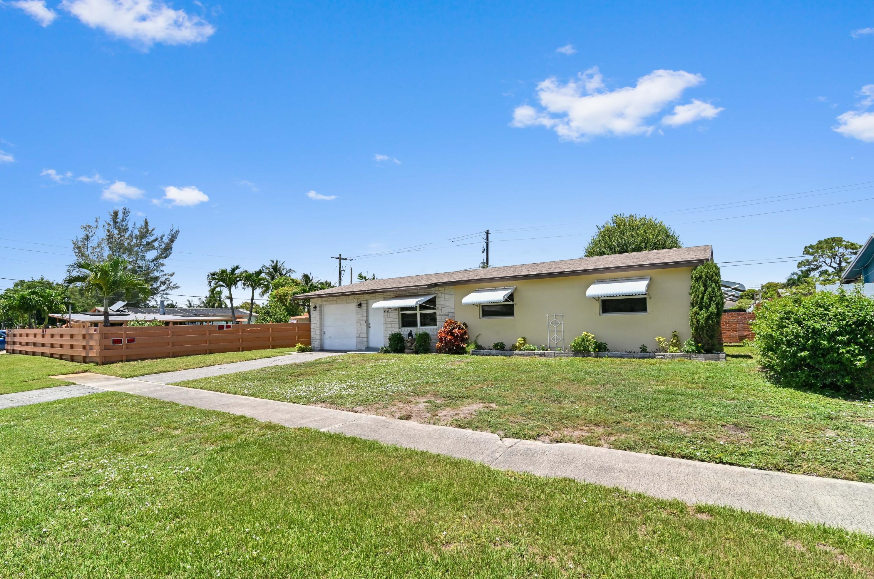 4959 Royal Ct, West Palm Beach, FL 33415-2824