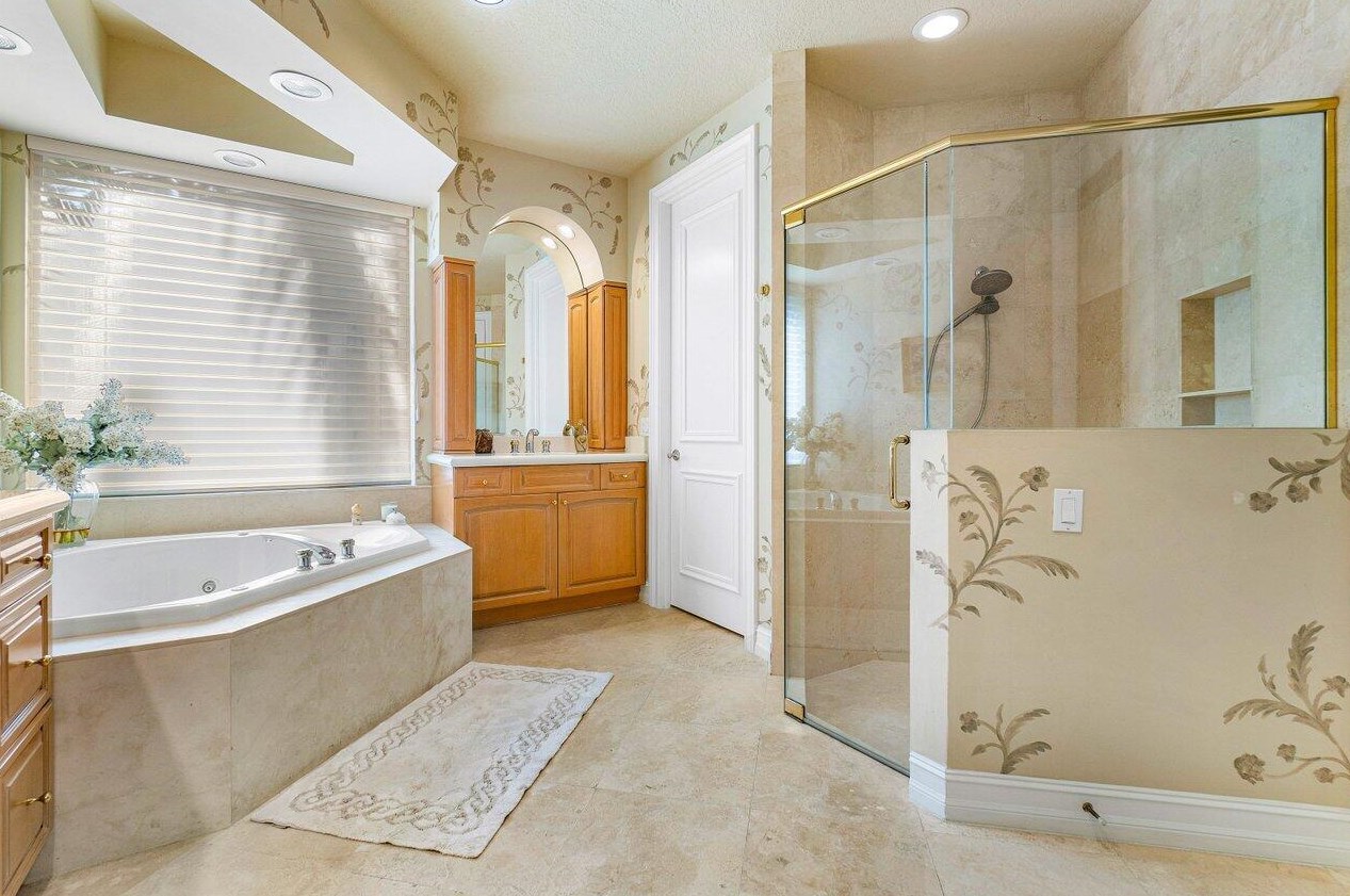 13 Is Dr, Boynton Beach FL 33435-3310 exterior