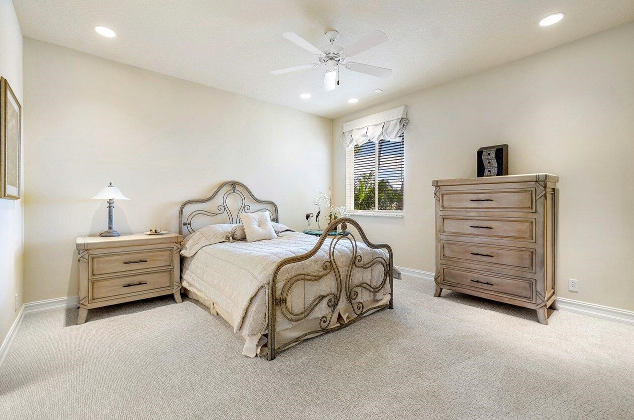 13 Is Dr, Boynton Beach FL 33435-3310 exterior