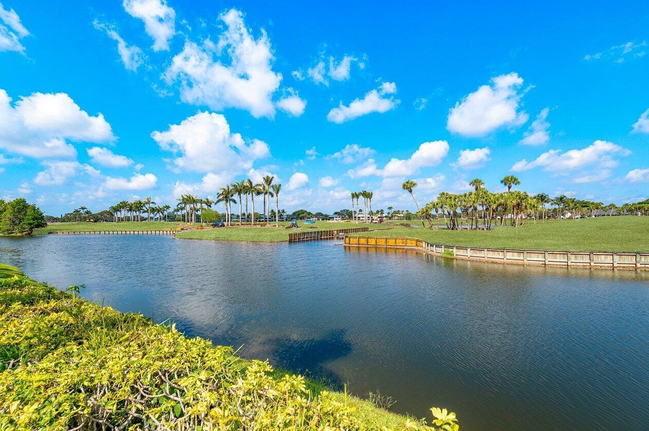 13 Is Dr, Boynton Beach FL 33435-3310 exterior