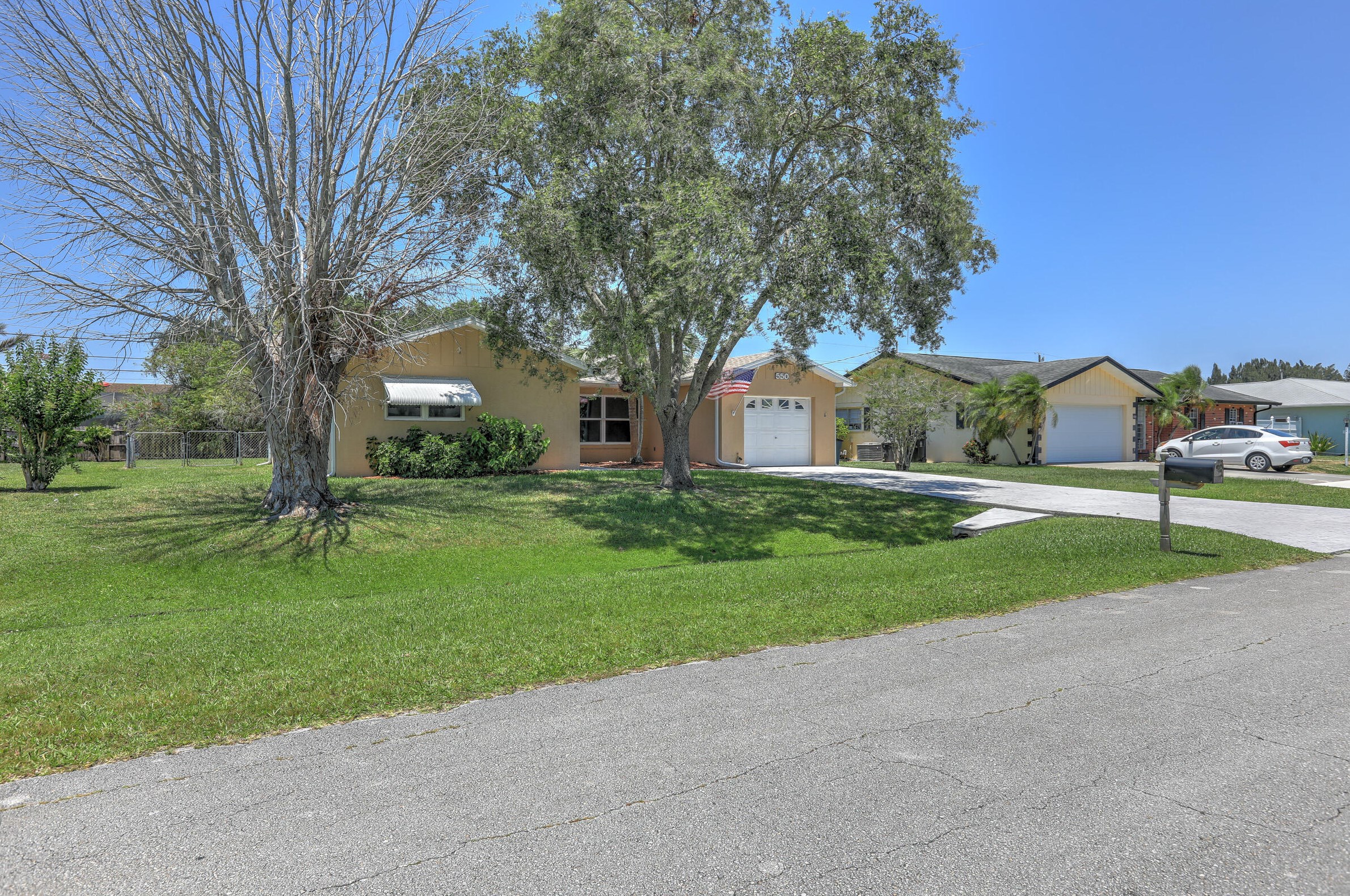 550 Anchor Ln, Fort Pierce FL  34983-2202 exterior