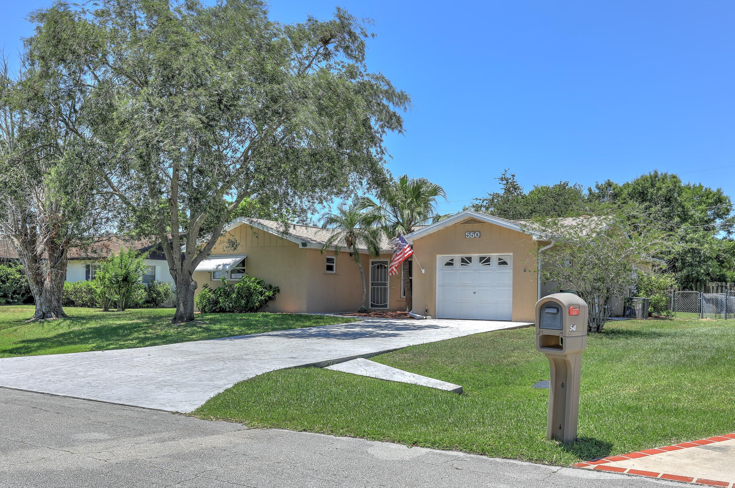 550 Anchor Ln, Fort Pierce FL  34983-2202 exterior