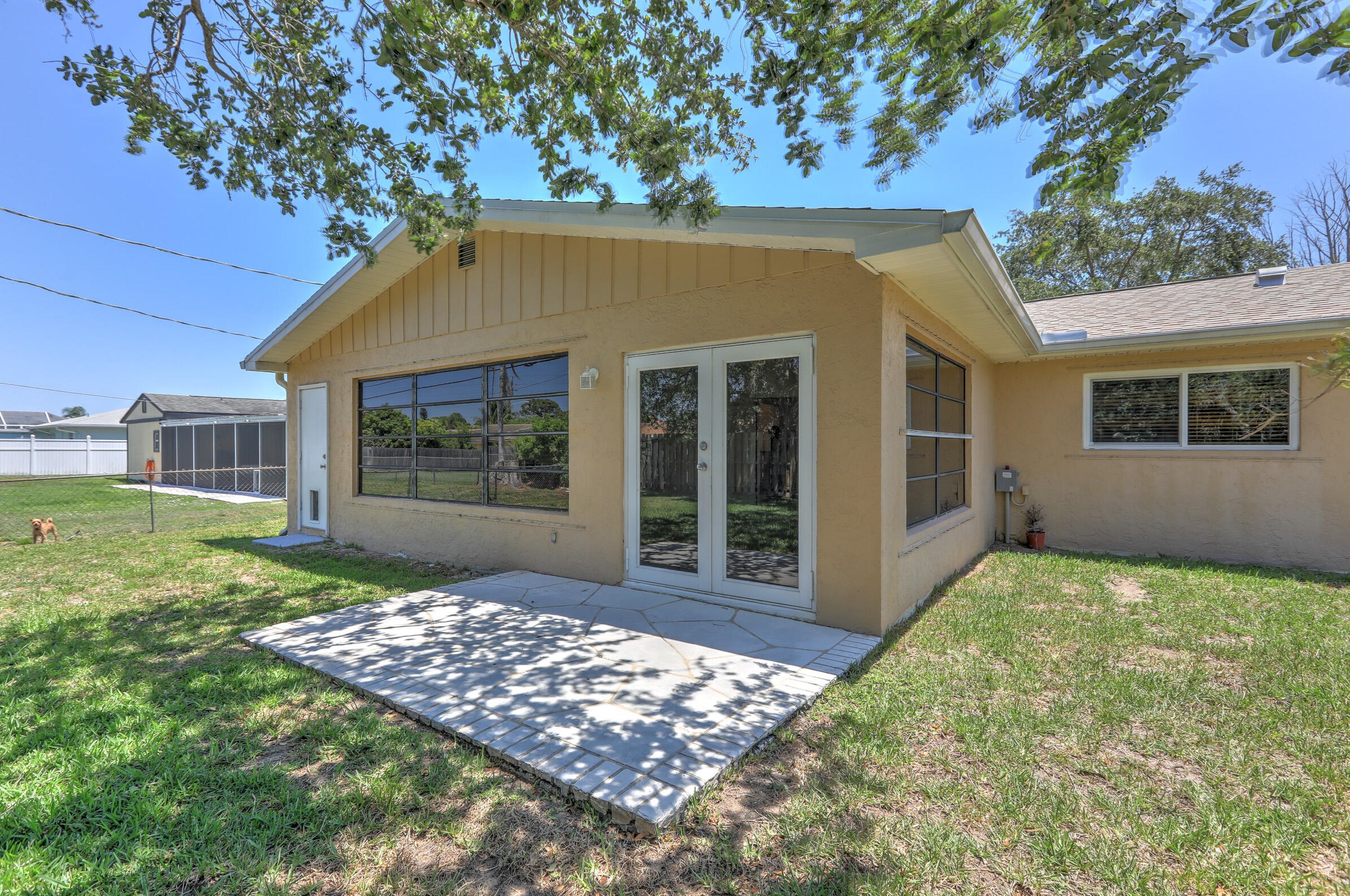 550 Anchor Ln, Fort Pierce FL  34983-2202 exterior