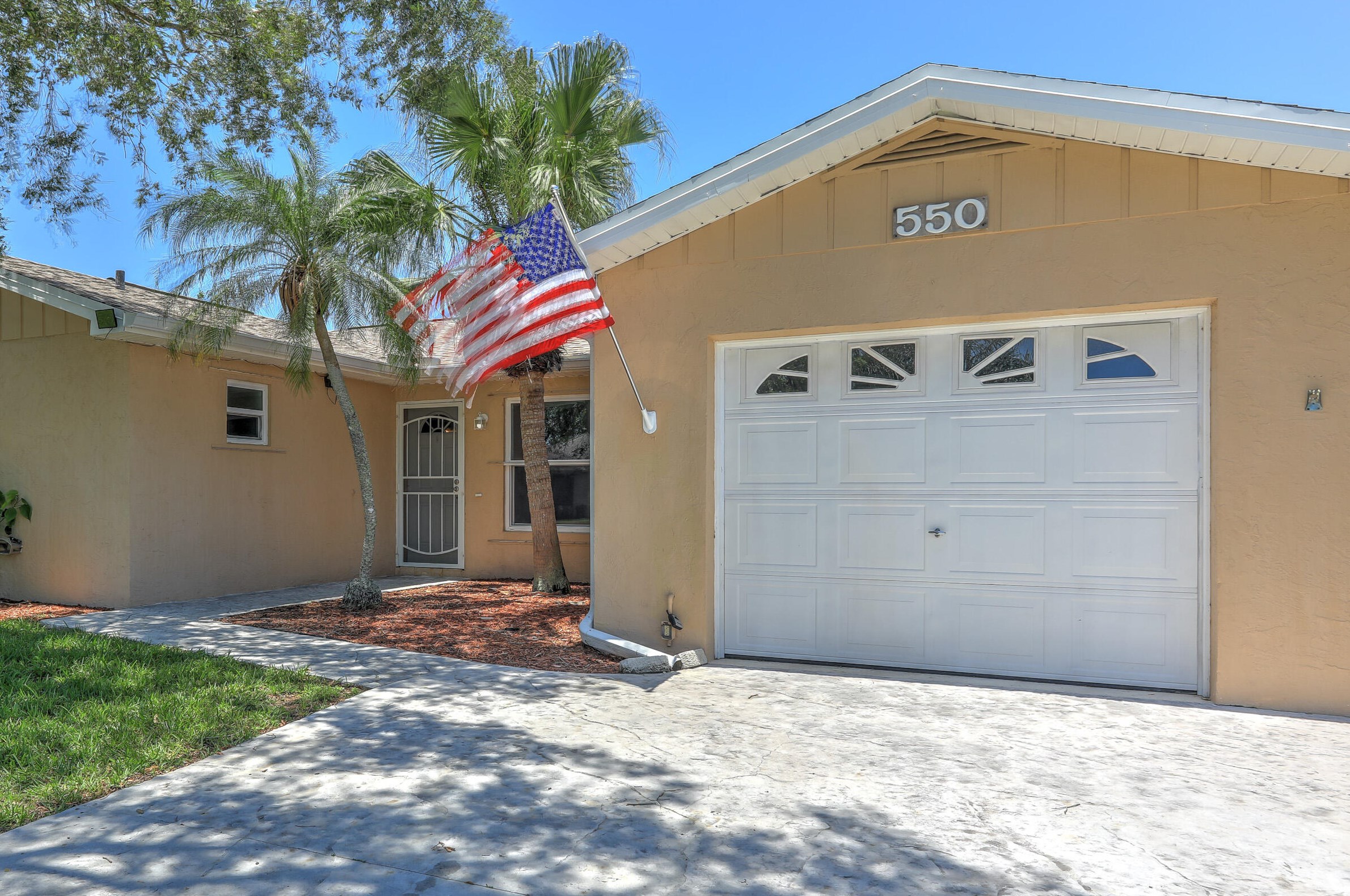 550 Anchor Ln, Fort Pierce FL  34983-2202 exterior