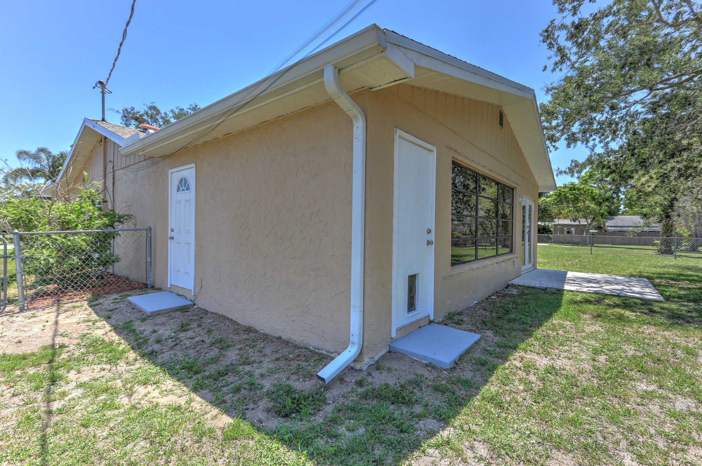 550 Anchor Ln, Fort Pierce FL  34983-2202 exterior