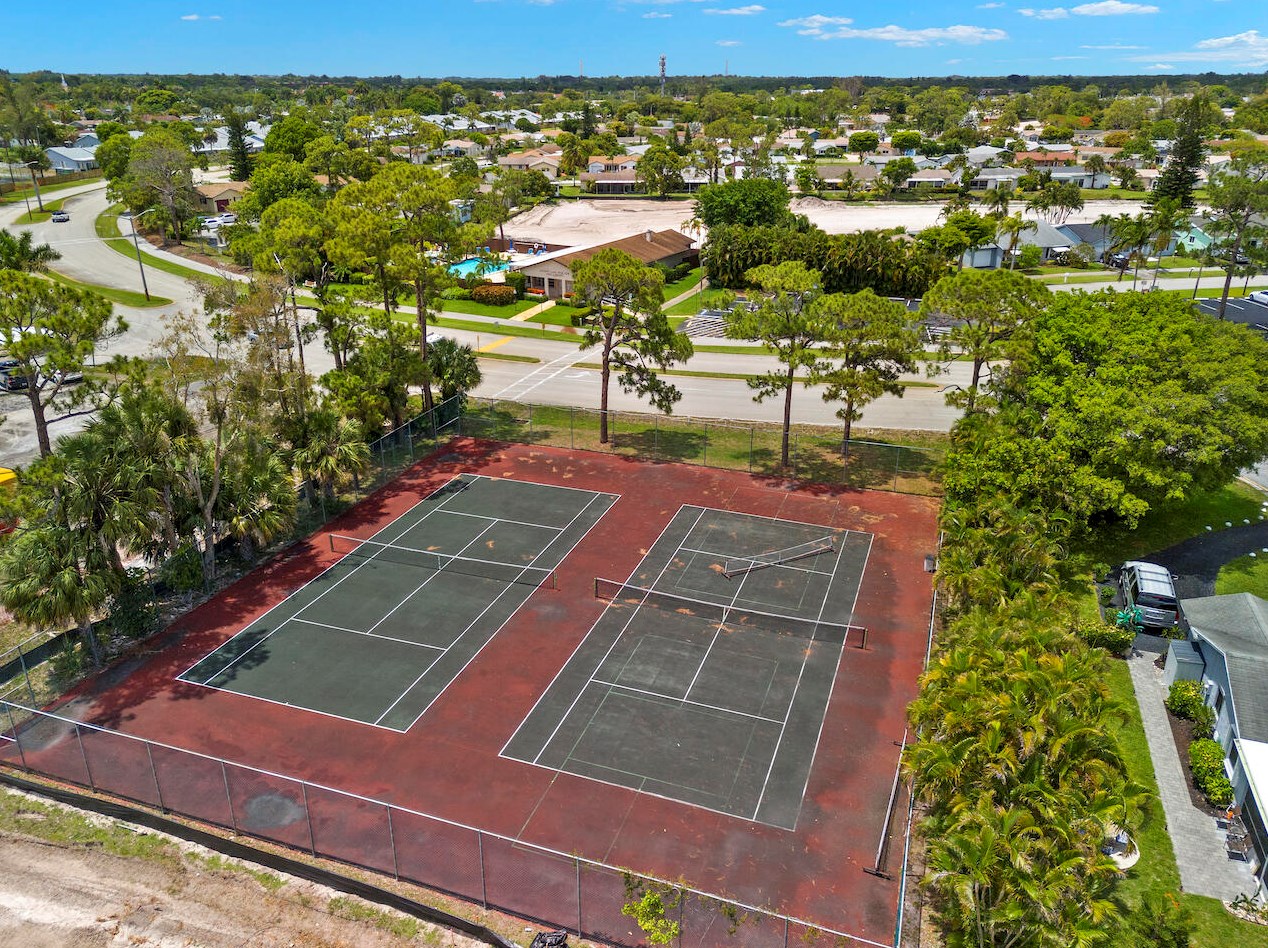 4466 Pne Gdn Ln, Lake Worth FL  33467-3908 exterior