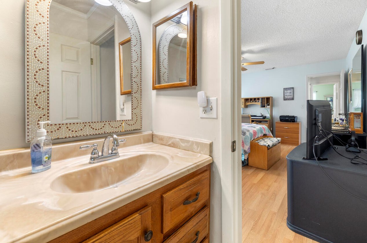 4466 Pne Gdn Ln, Lake Worth FL  33467-3908 exterior