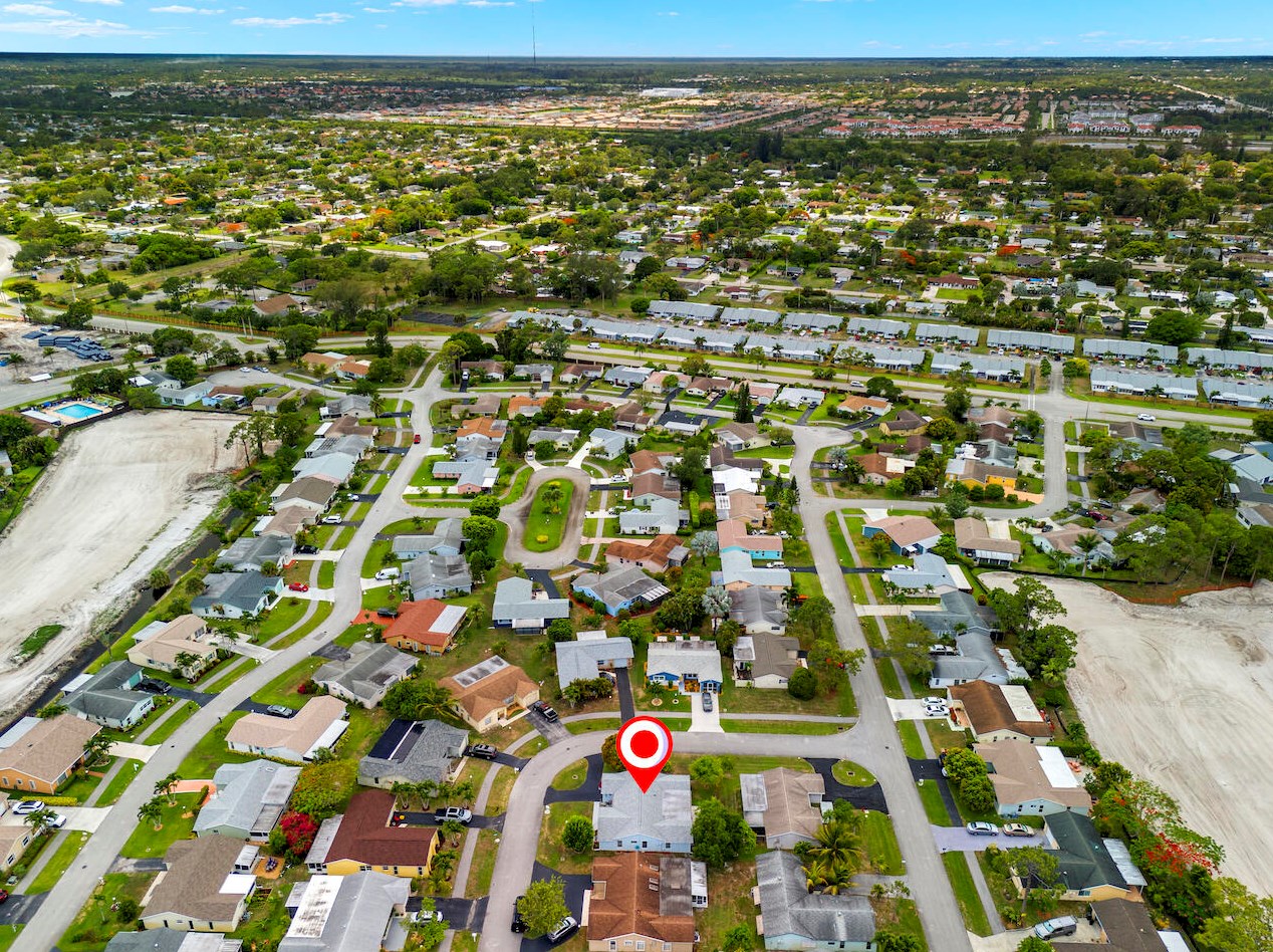 4466 Pne Gdn Ln, Lake Worth FL  33467-3908 exterior