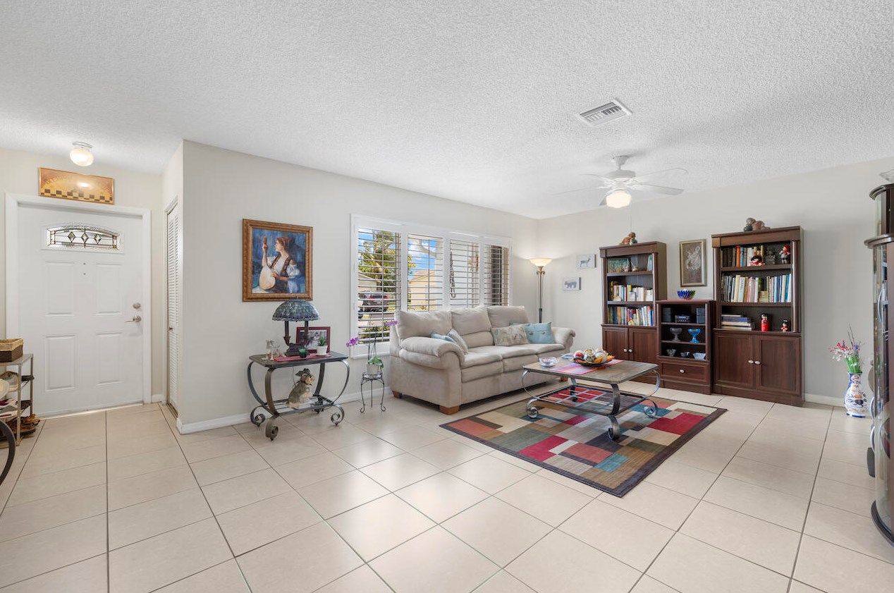 4466 Pne Gdn Ln, Lake Worth FL  33467-3908 exterior