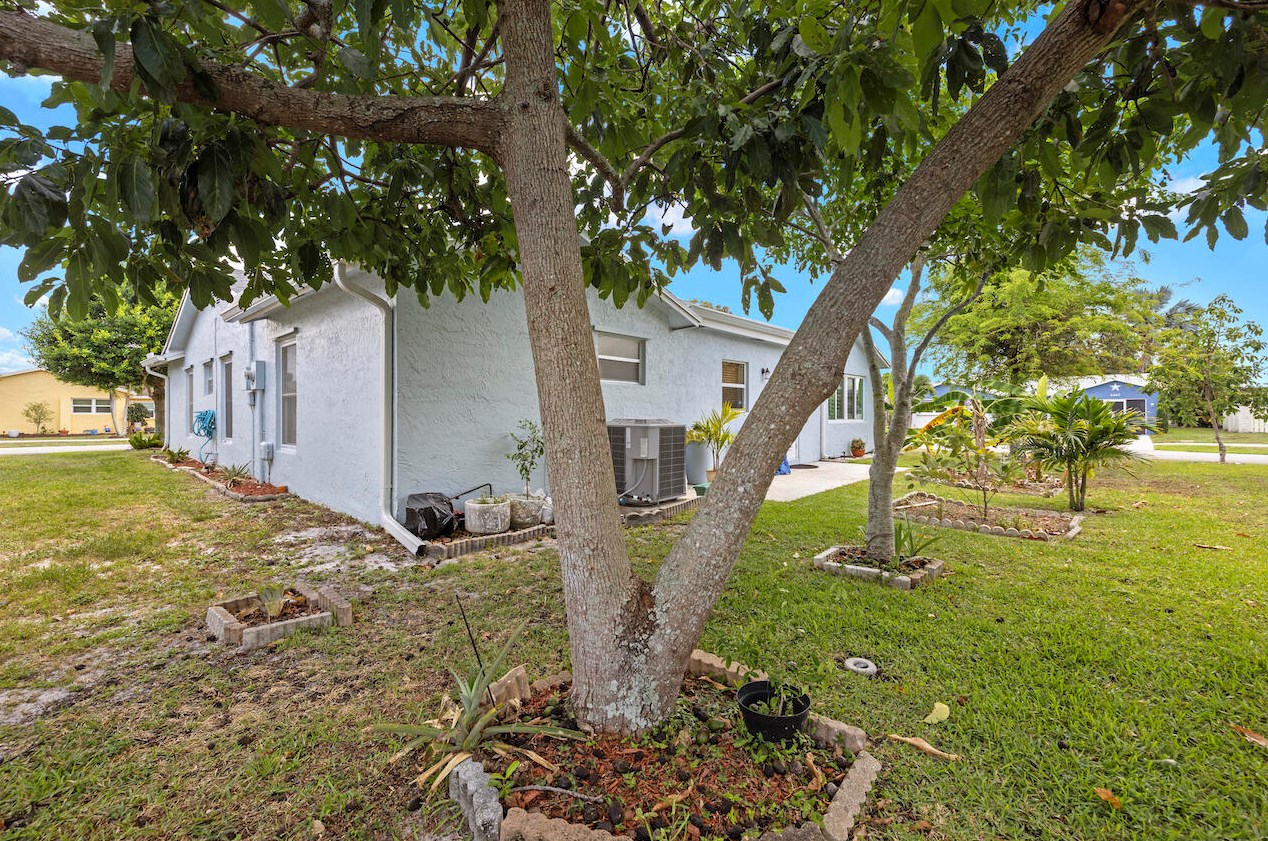 4466 Pne Gdn Ln, Lake Worth FL  33467-3908 exterior