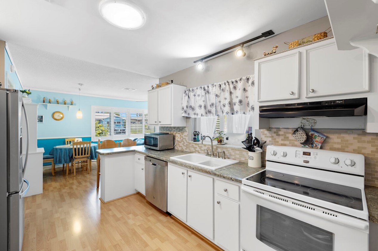 4466 Pne Gdn Ln, Lake Worth FL  33467-3908 exterior