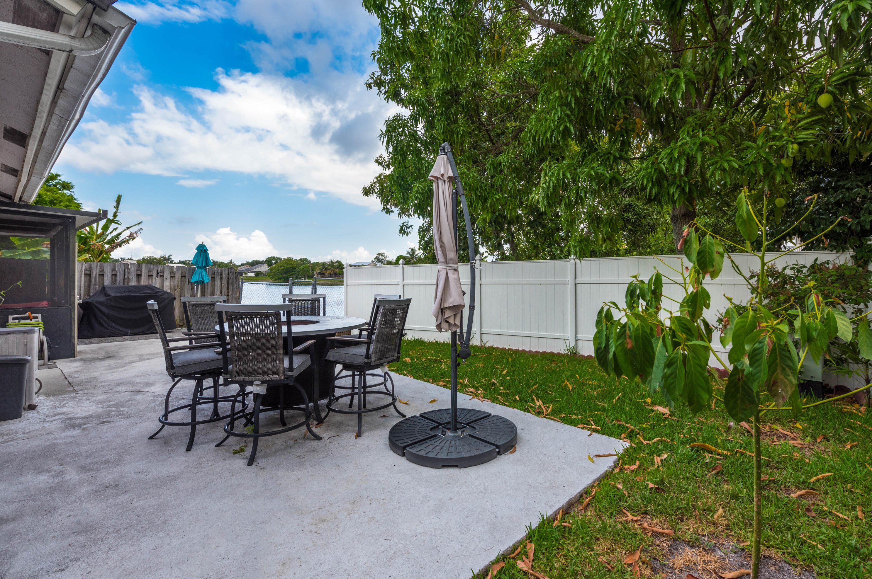 6025 Strawberry Lk Cir, Lake Worth FL  33463-6510 exterior