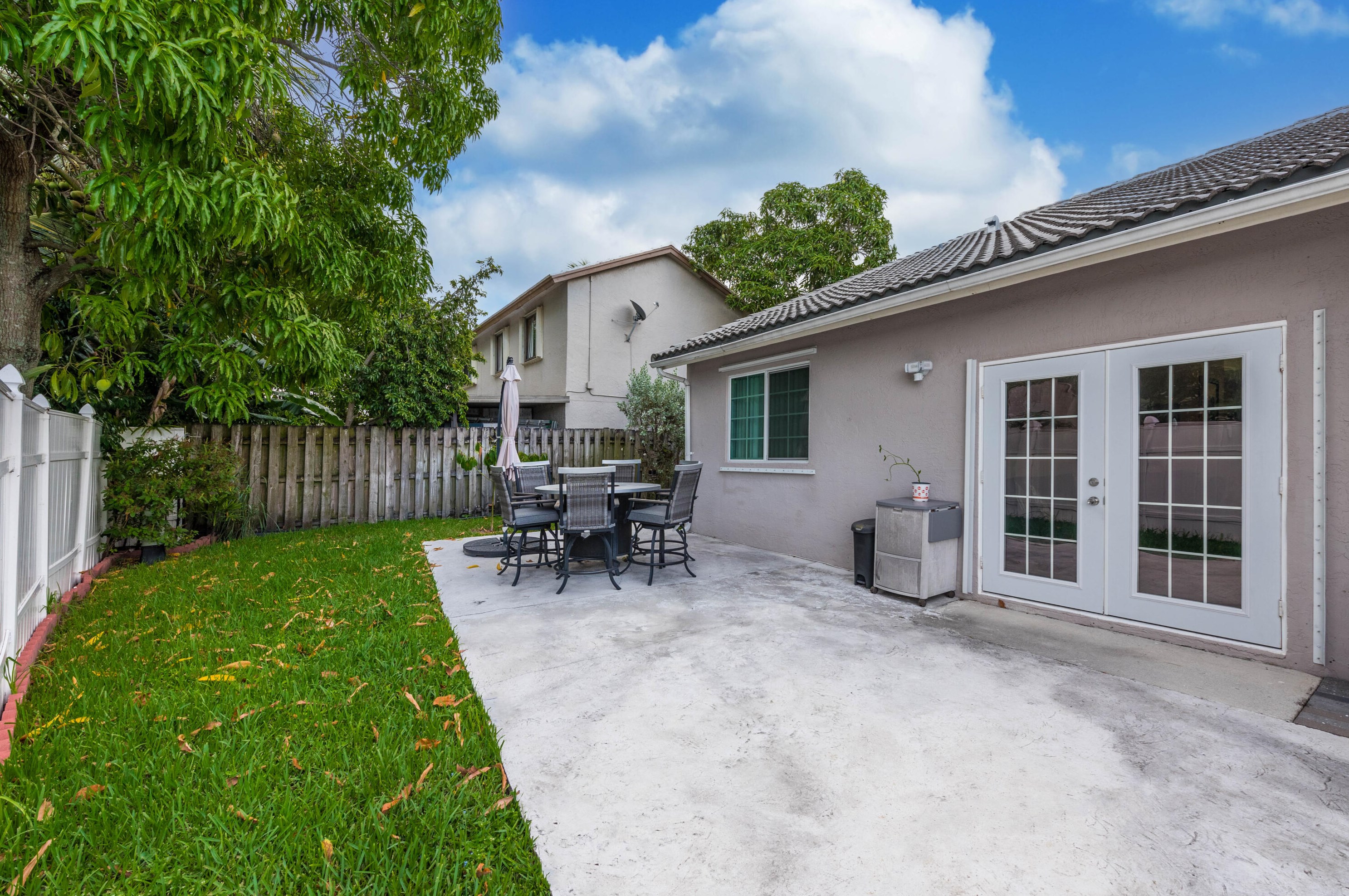 6025 Strawberry Lk Cir, Lake Worth FL  33463-6510 exterior