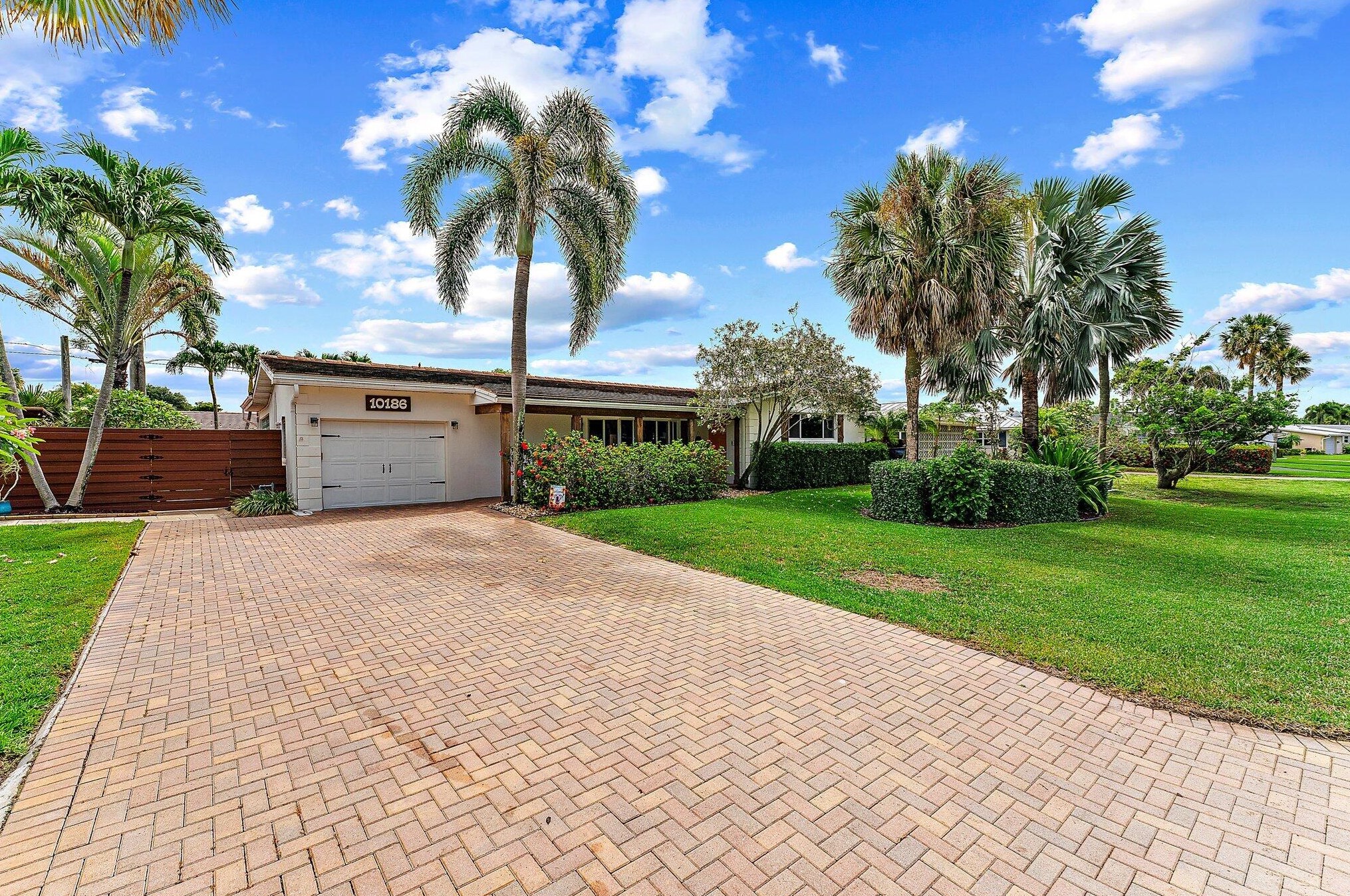 10186 Daphne Ave, West Palm Beach, FL 33410-4741