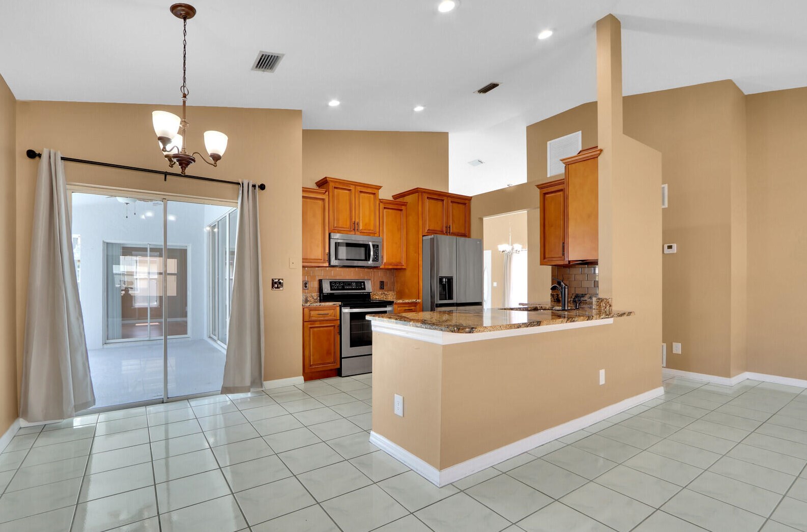 516 Bradshaw Cir, Fort Pierce FL  34953-5539 exterior