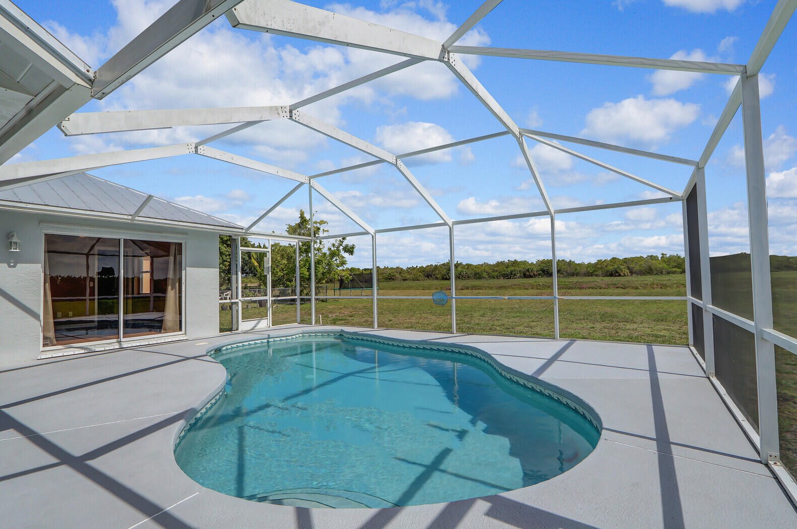 516 Bradshaw Cir, Fort Pierce FL  34953-5539 exterior