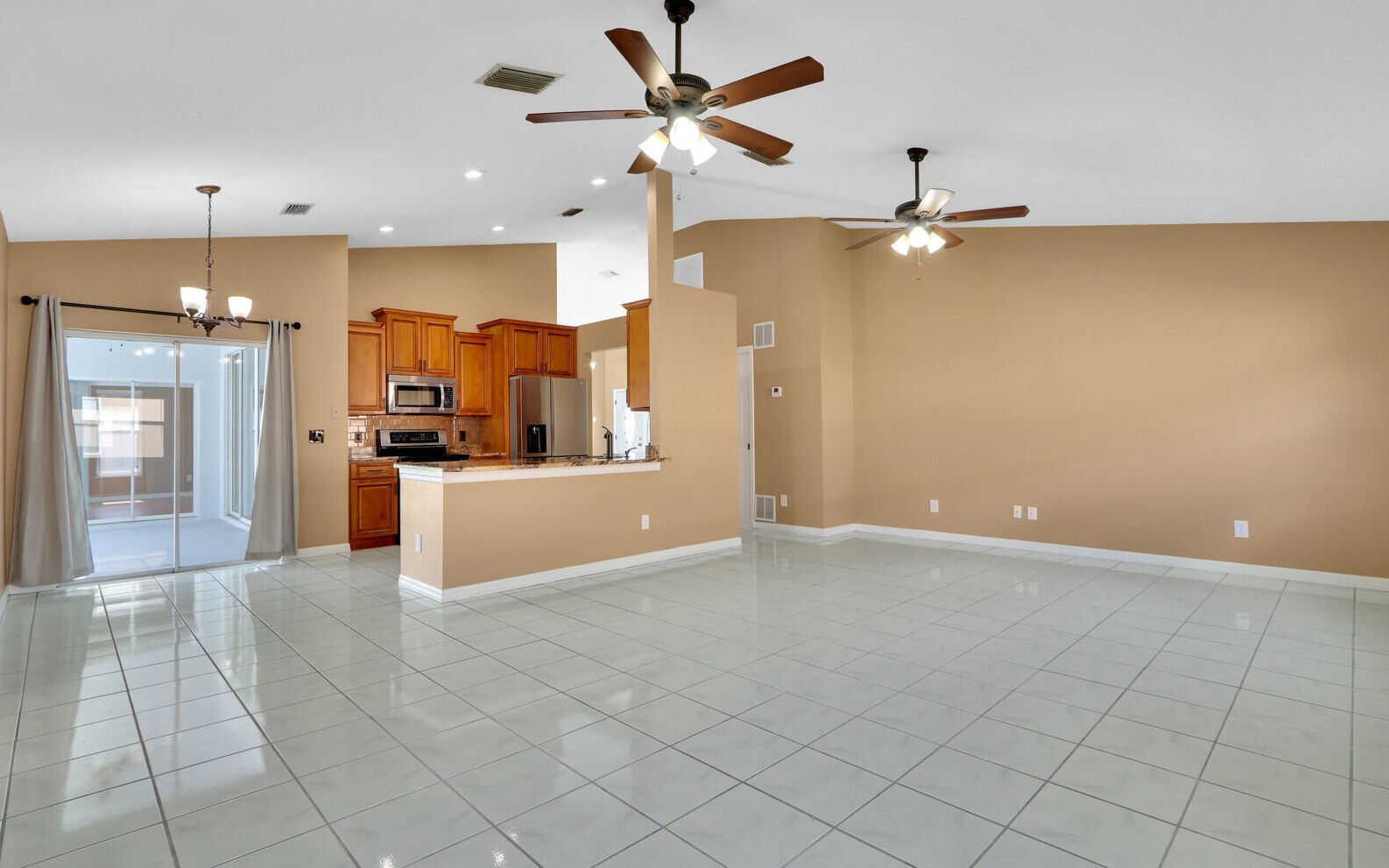 516 Bradshaw Cir, Fort Pierce FL  34953-5539 exterior