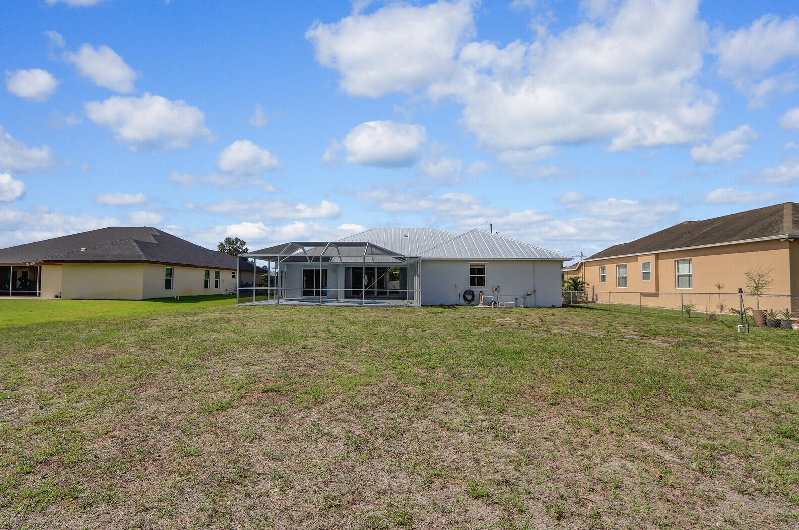 516 Bradshaw Cir, Fort Pierce FL  34953-5539 exterior