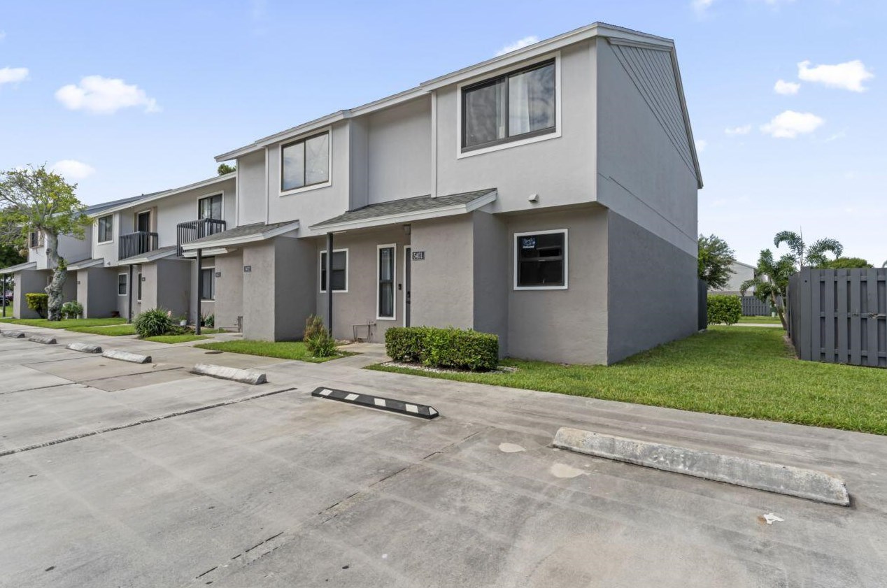 5401 Bayside Dr, Lake Worth, FL 33463-2377
