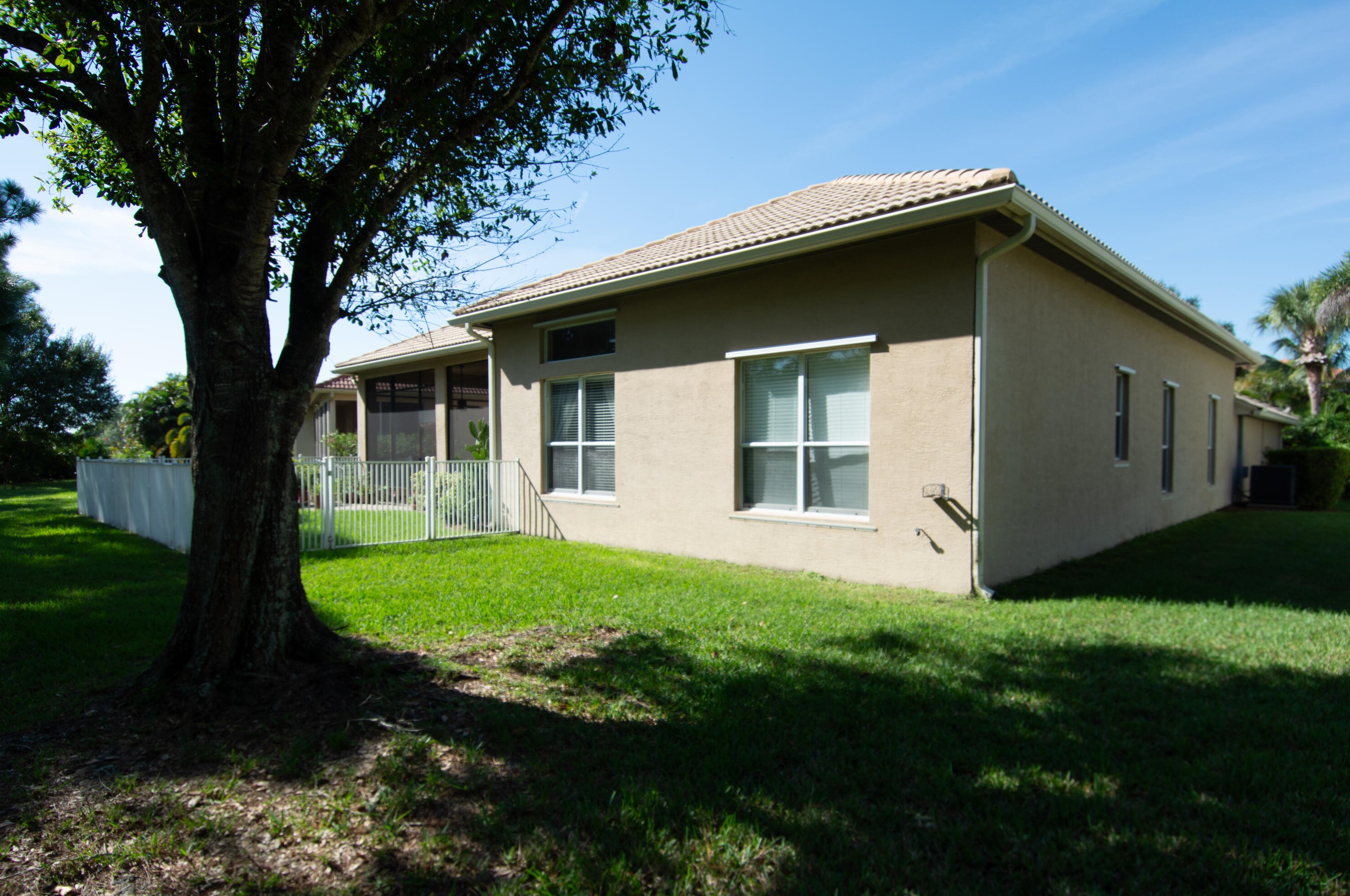 466 Dover Ct, Fort Pierce FL  34983-3414 exterior