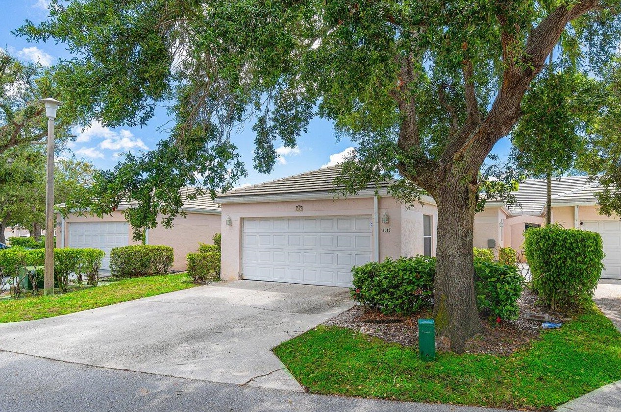 1012 Island Manor Dr, West Palm Beach, FL 33413-2002