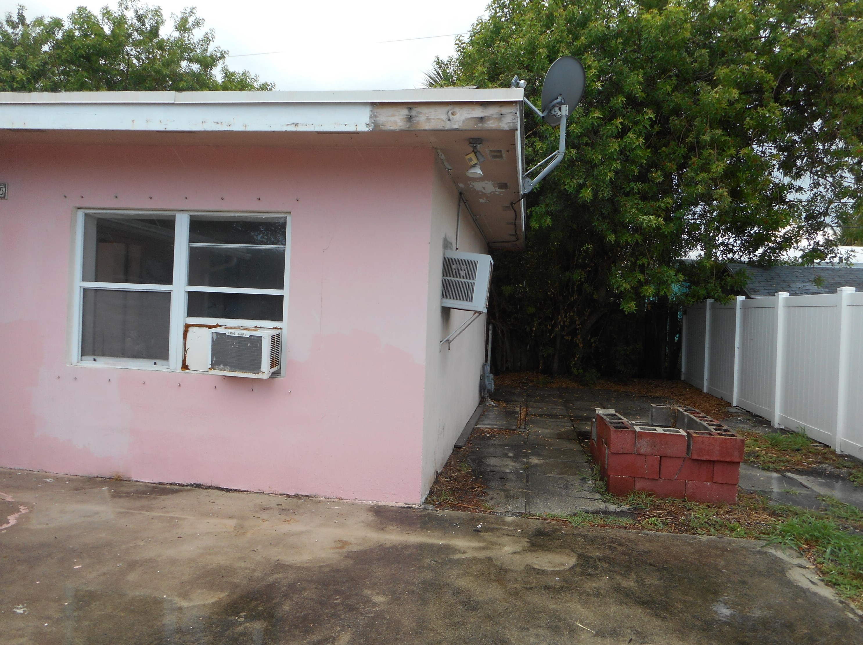 3325 Georgia Ave, West Palm Beach, FL 33405-1828