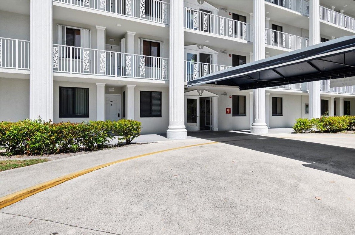 2621 Village Blvd, West Palm Beach, FL 33409-6944