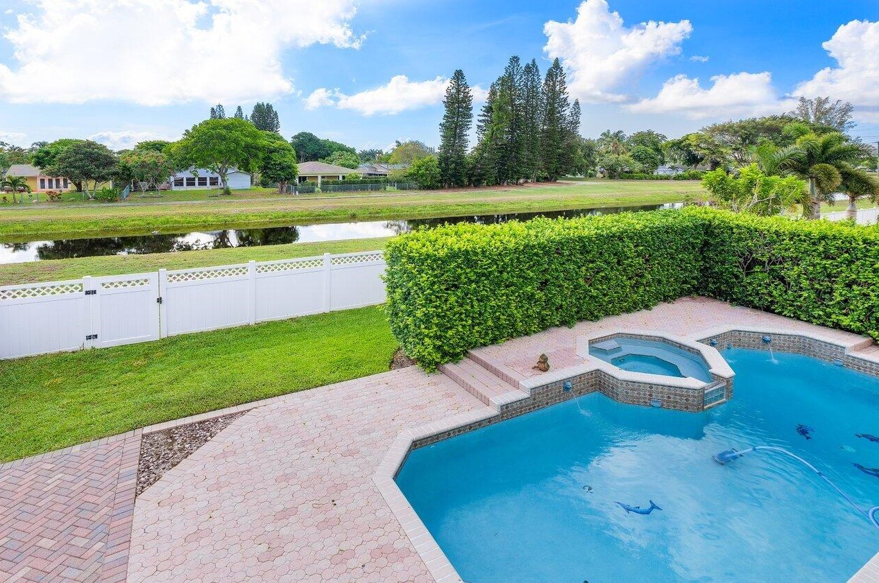 9160 Picot Ct, Boynton Beach FL 33472-2466 exterior