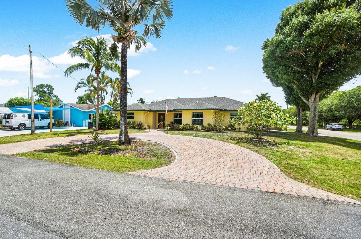 7484 Canal Dr, Lake Worth, FL 33467-5637