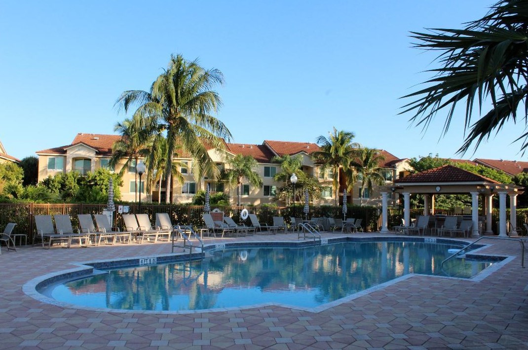 808 Villa Cir, Boynton Beach FL  33435-8917 exterior