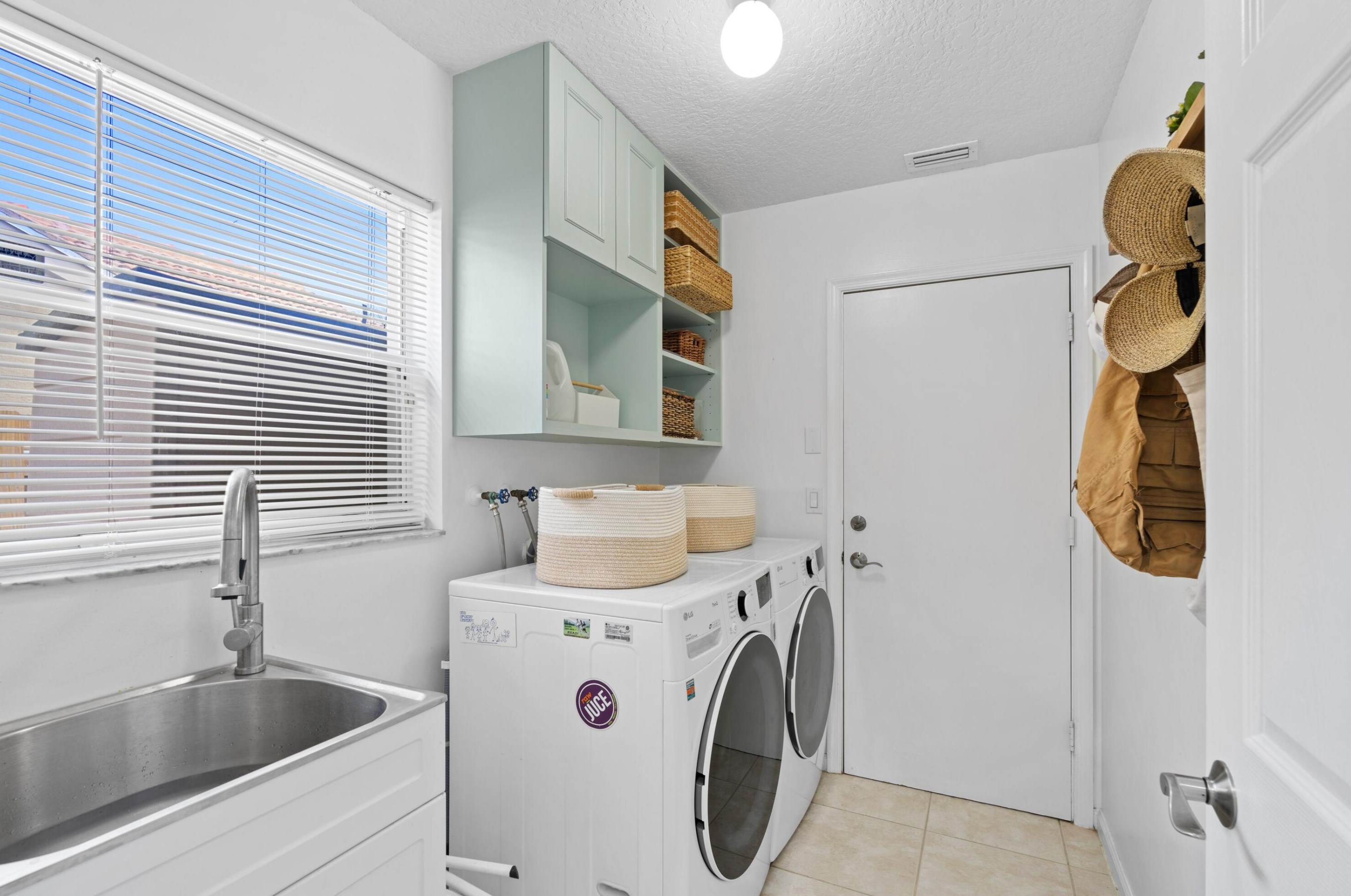 5665 Descartes Cir, Boynton Beach FL 33472-2427 exterior