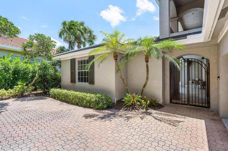 124 N Village Way, Jupiter, FL 33458