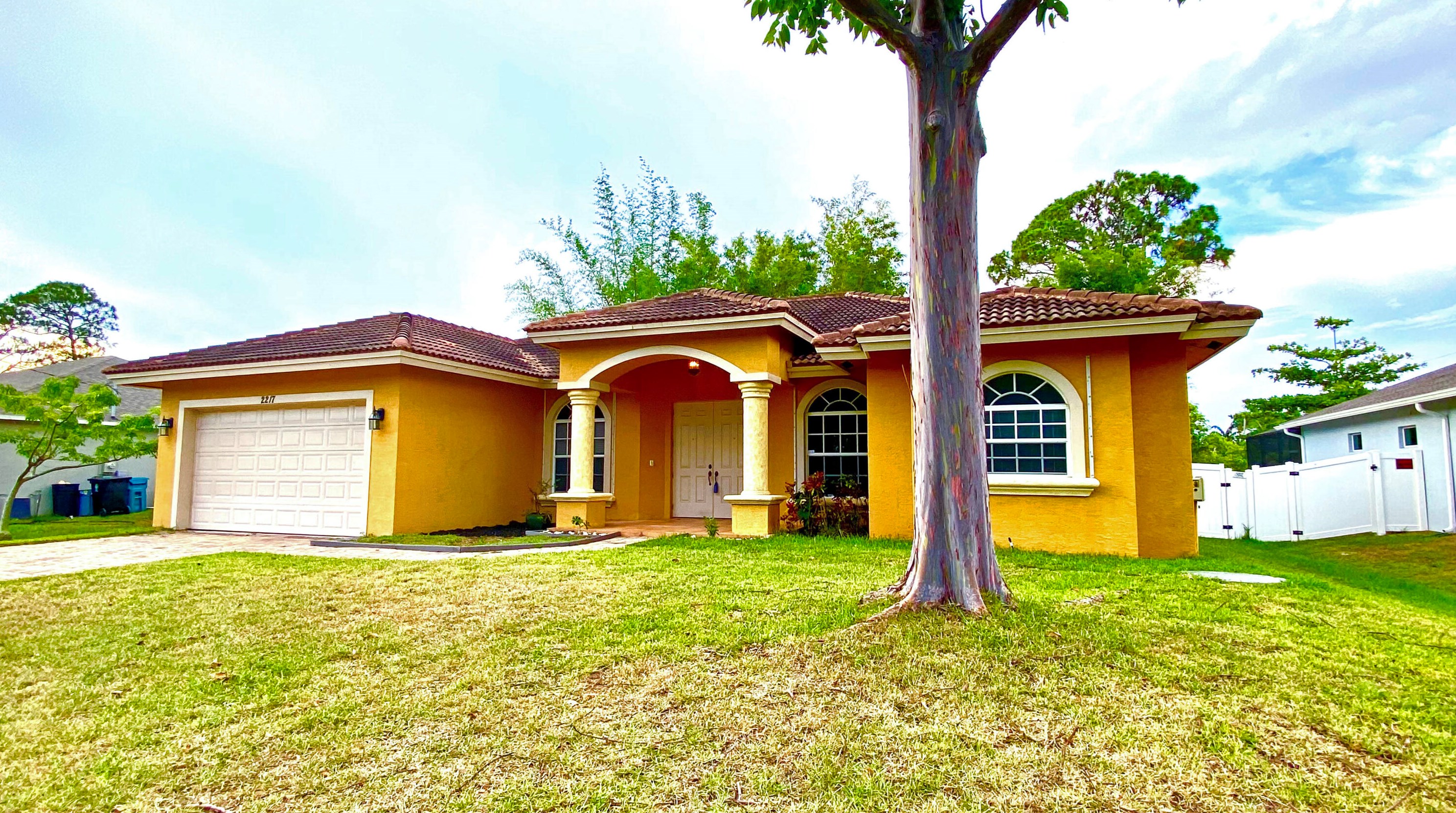 2217 Elmwood Ave, Fort Pierce, FL 34953-2784