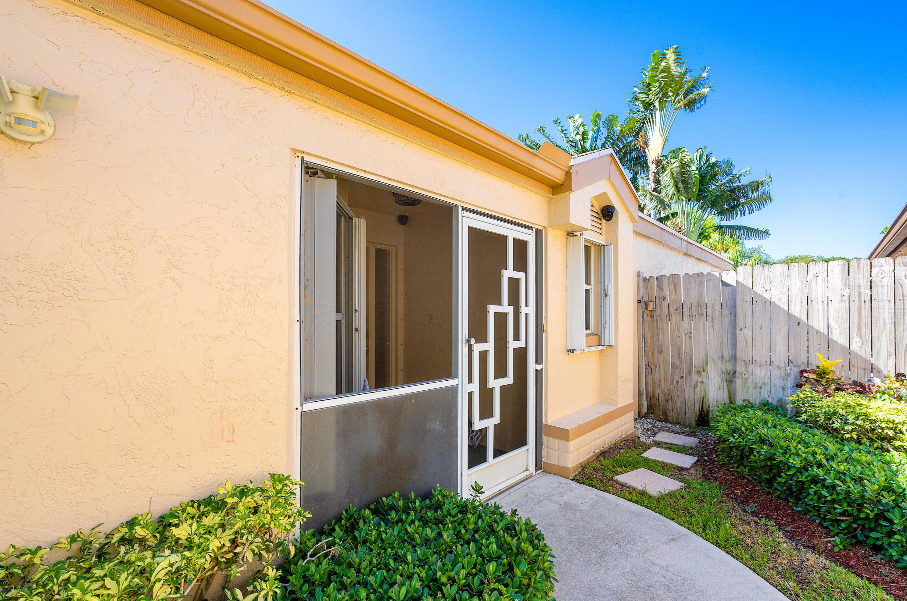 71 King Fisher Way, Boynton Beach, FL 33436-9081