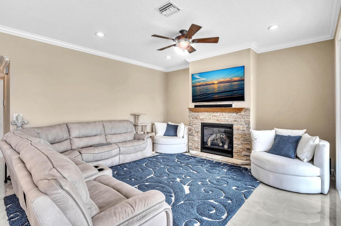 9055 Picot Ct, Boynton Beach FL 33472-2464 exterior