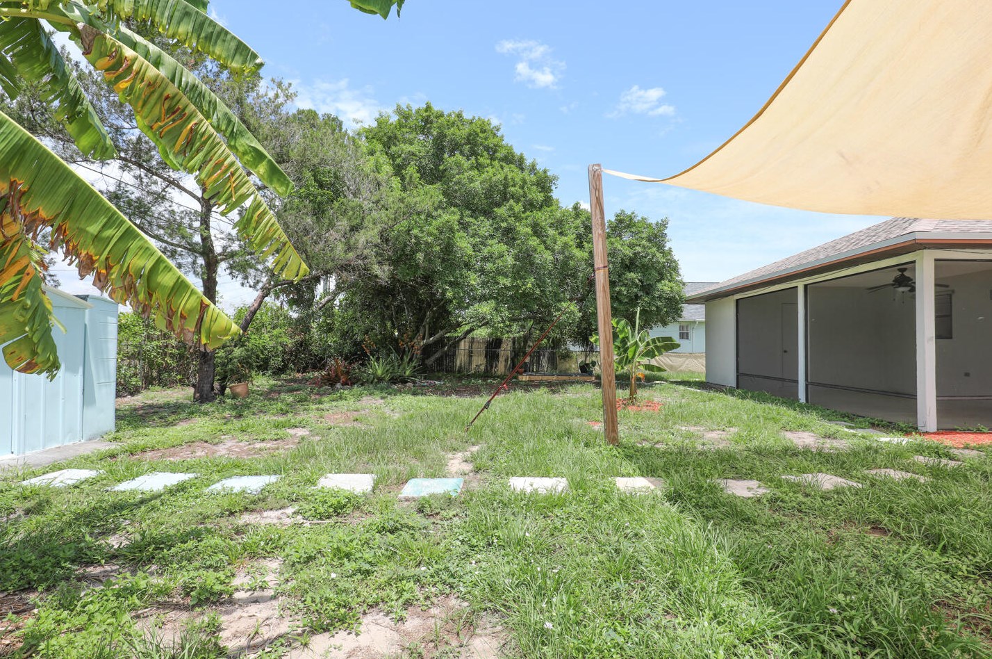 814 Del Rio Blvd, Fort Pierce FL  34953-1979 exterior