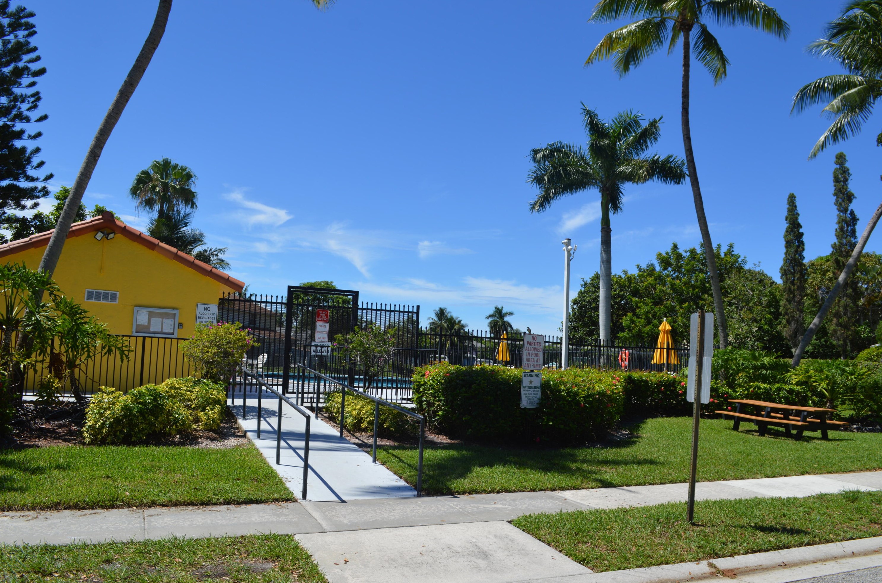 10453 Boynton Place Cir, Boynton Beach FL  33437-2627 exterior