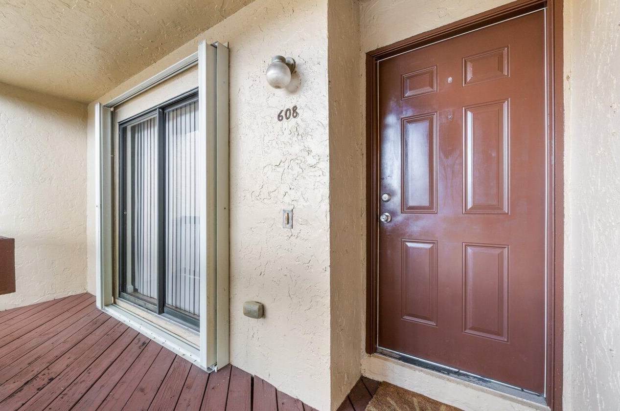608 Lakeview Dr E, West Palm Beach, FL 33411